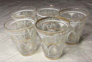 Lot de 5 verres à thé dorés et blancs