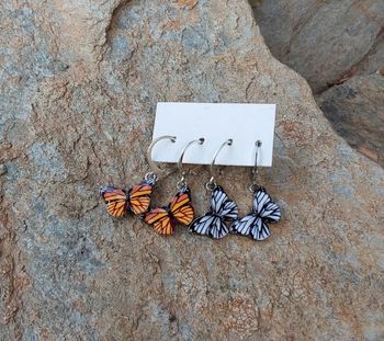 Lot de 2 paires de boucles d oreilles neuves papillon argenté blanc et beige