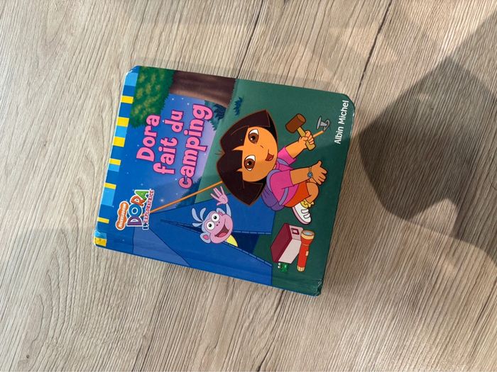 Livre Dora fait du camping