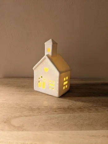 Petite église blanche lumineuse en céramique avec éclairage LED.