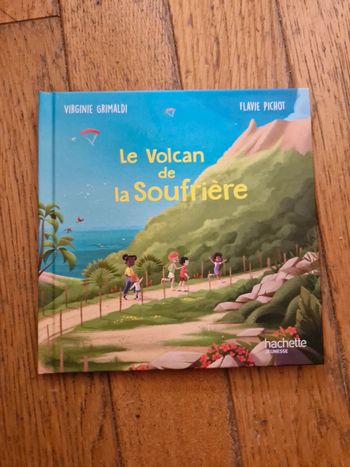 Le volcan de la soufrière/ Virginie Grimaldi / livre Mac donald
