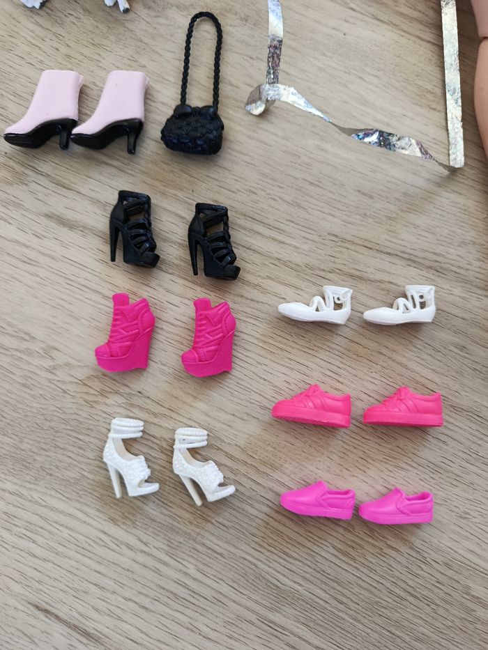 Lot de 5 barbies avec accessoires et vêtements - photo numéro 6