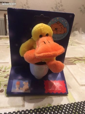 Coquetier et peluche
