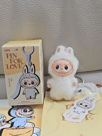 Labubu Pin for Love lettre H blanc Pop Mart