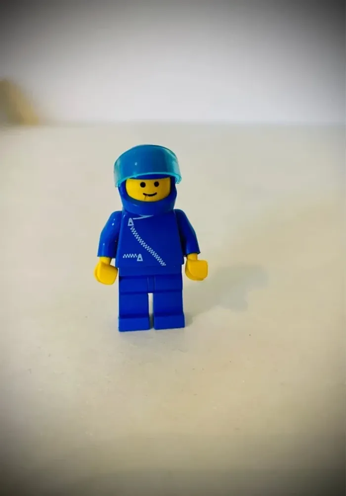 Minifigurine LEGO Town ZIP004 - Bleu Jacket With Zipper - Vintage - Bon état - photo numéro 2