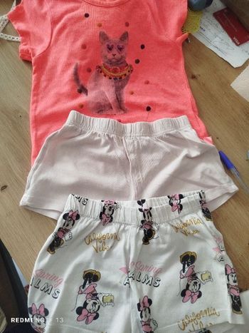 #kytie3ansfille. 1 Tee shirt manches courtes et 2 shorts taille 3 ans