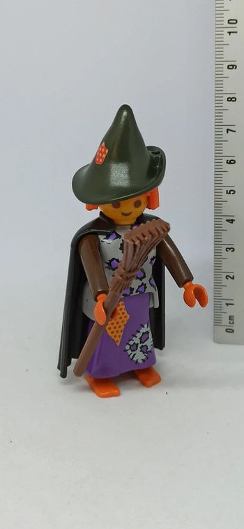 Femme sorcière avec cape noire et balai marron playmobil