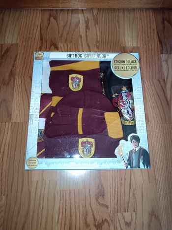 Coffret cadeau de luxe Harry Potter Gryffondor cape, cravate, bonnet, écharpe et baguette Neuf