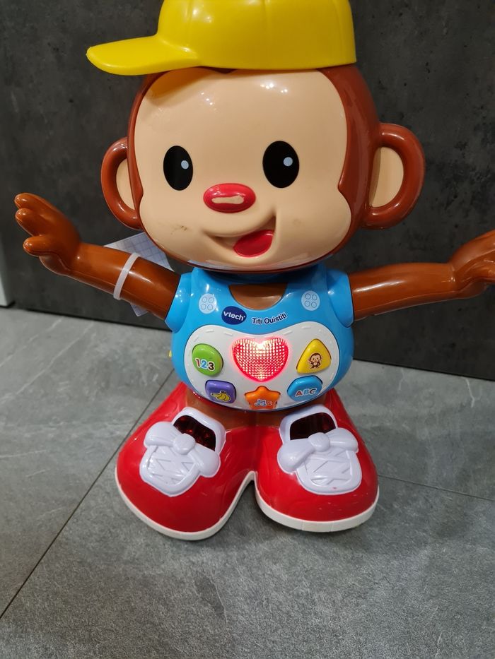 Titi ouistiti vtech voir détail photo usé au niveau du visage car quand il se déplace il fait des chutes - photo numéro 3