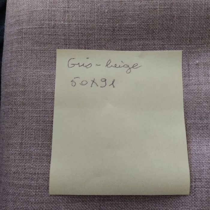 Tissu gris-beige pour broderie