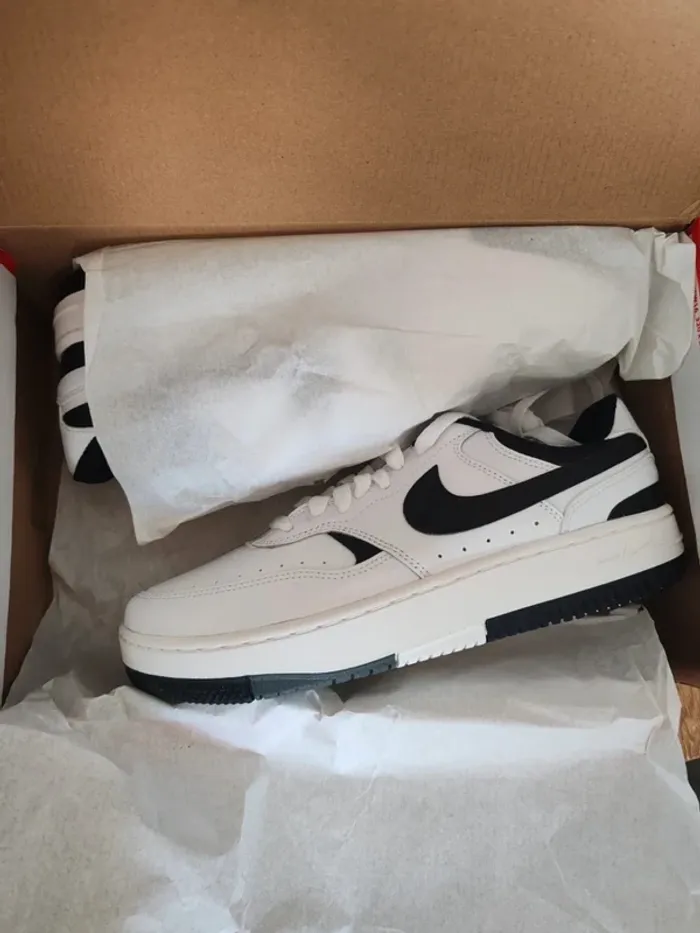 Nike Air Force Gamma Noir et Blanche neuve taille 40 - photo numéro 11