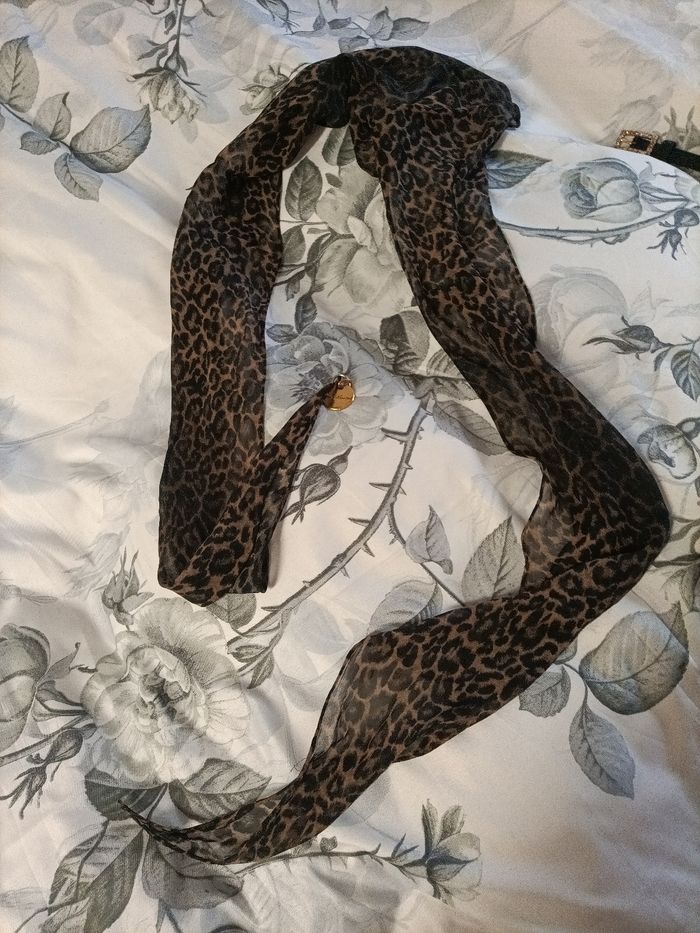 Écharpe Ive Saint Laurent  en très très bon état - photo numéro 2
