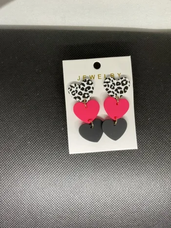 Boucles d’oreilles « 3 cœurs » neuve