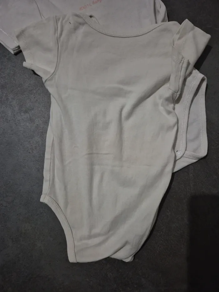 Lot 6 bodies manches courtes taille 12 mois bébé fille - photo numéro 15