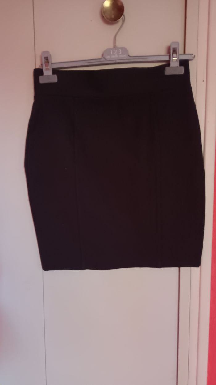 Jupe courte moulante tissu épais - photo numéro 2