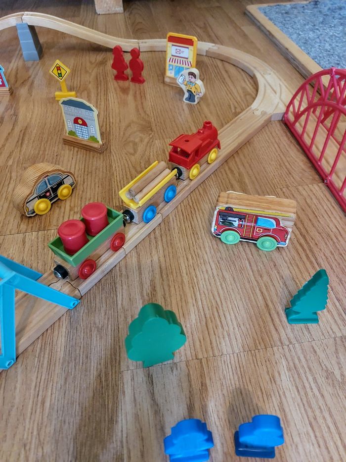 Lot complet de circuits, chemin de fer en bois, trains, voitures etc - photo numéro 6