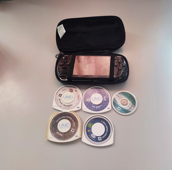 Playstation portable (PSP) de marque Sony 2004 en très bon état + 5 jeux assortis + batterie neuve +Chargeur neuf