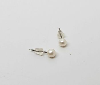 Paire de boucles d'oreilles. Neuve. Toute petite boule blanche