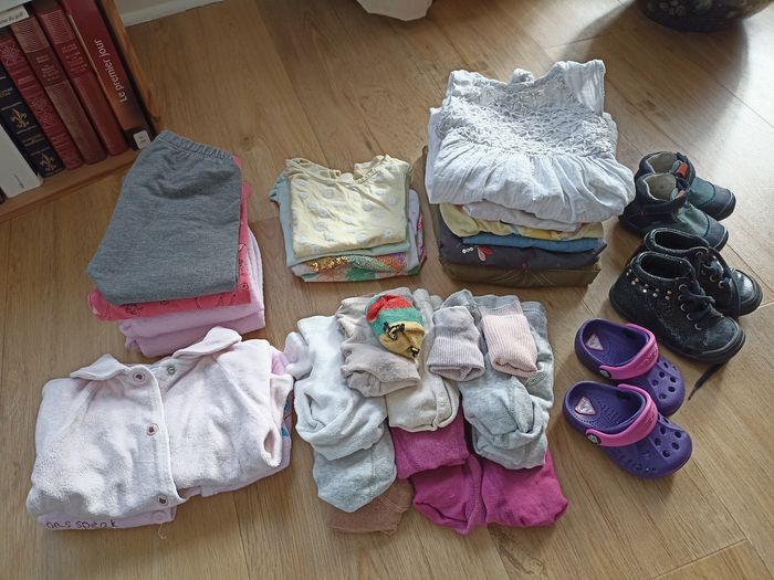 Lot de 32 vêtements/chaussures bébé