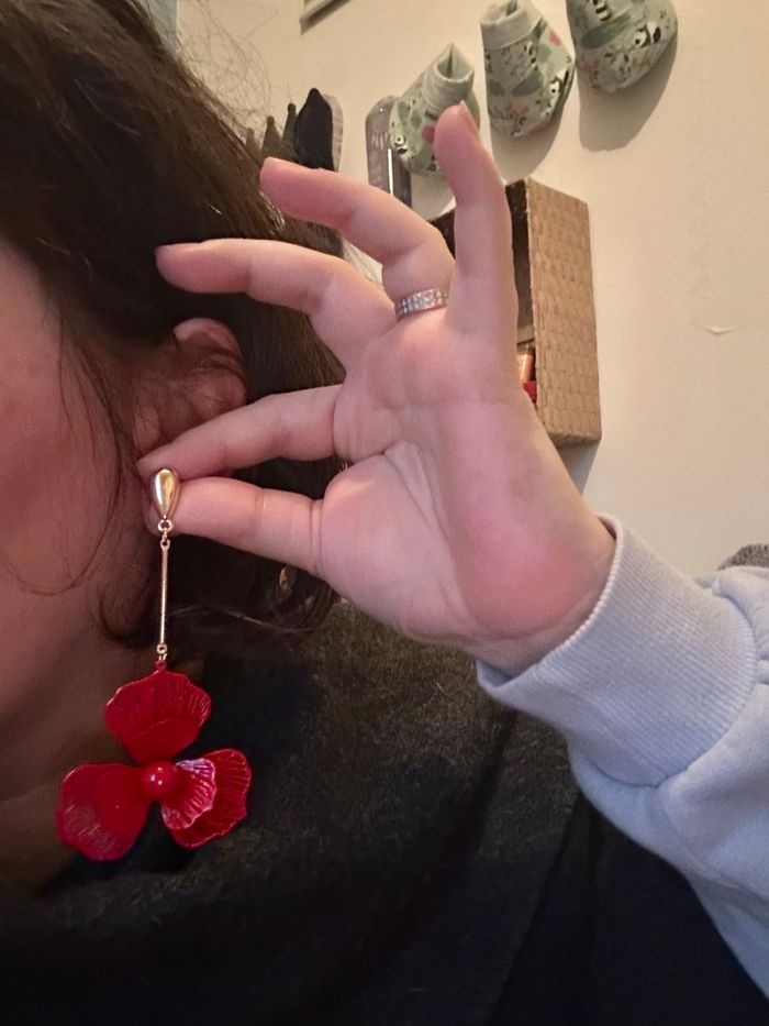 Boucles d’oreilles pendantes NEUVES femme en forme de fleurs couleurs rouge et doré - photo numéro 2