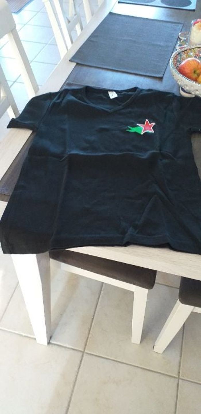 Tee-shirt uni avec un imprimé