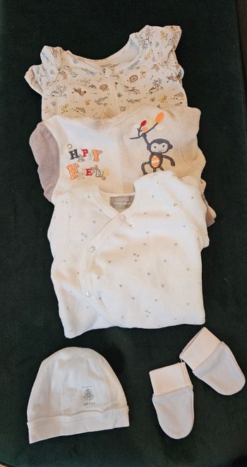 Lot de 3 grenouilleres, 1 bonnet et gants tres bon etat naissance