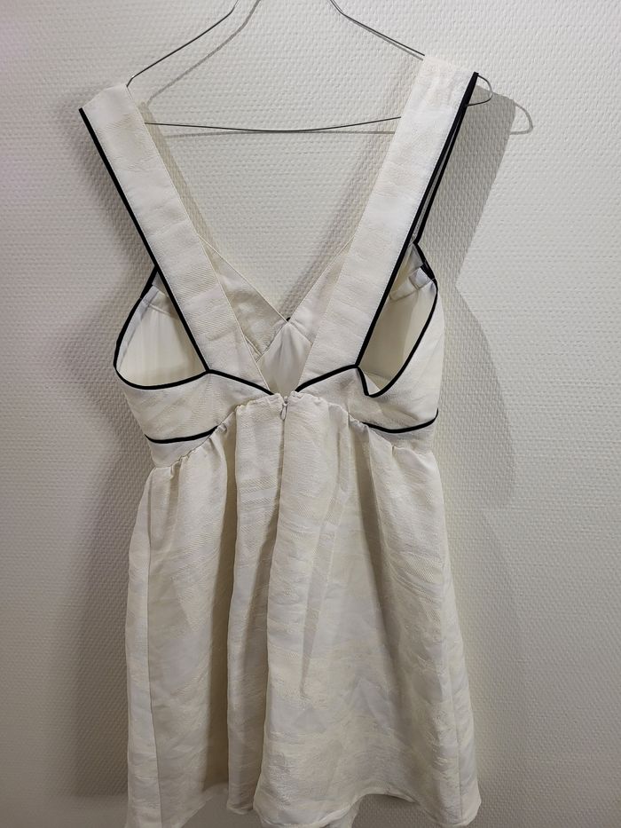 Robe blanche élégante détail noir - photo numéro 2