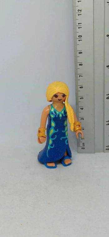 Femme robe bleue cheveux longs blonds playmobil