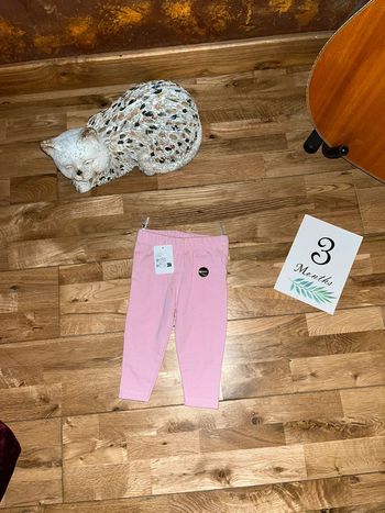 Legging rose froufrou à l’arrière neuf avec étiquette 62cm/3mois