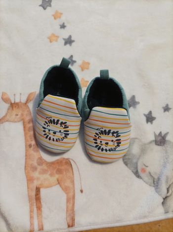 Chaussons en simili cuir