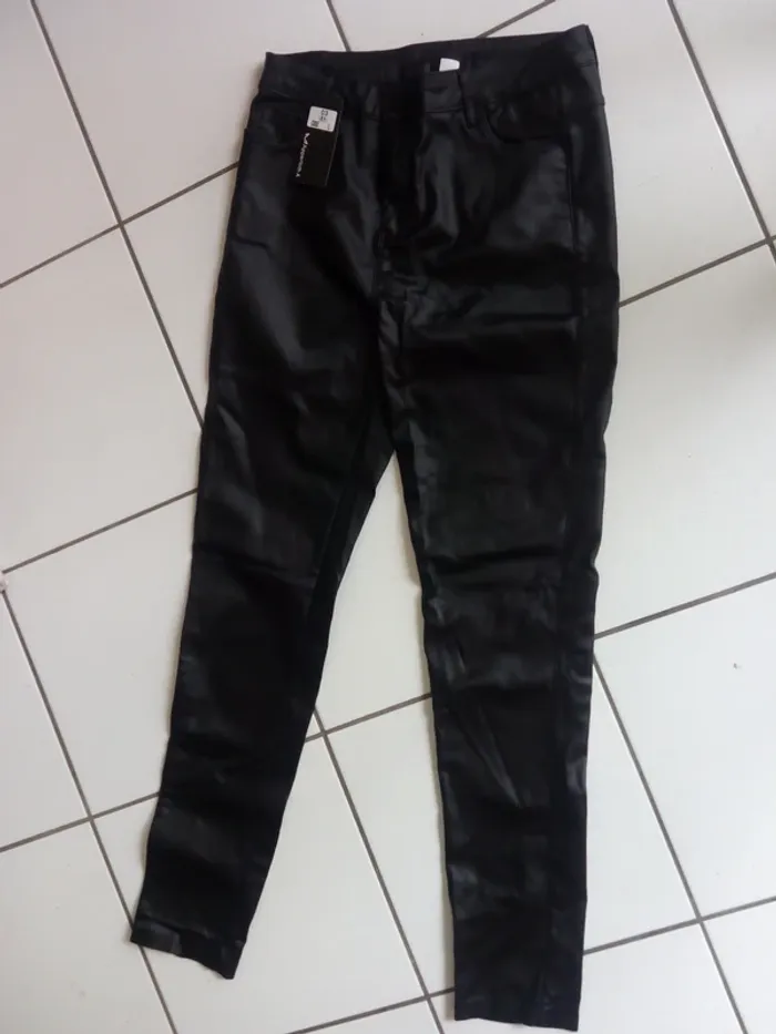 Pantalon en simili cuir noir neuf - photo numéro 2