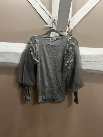 Pull légers à dentelle