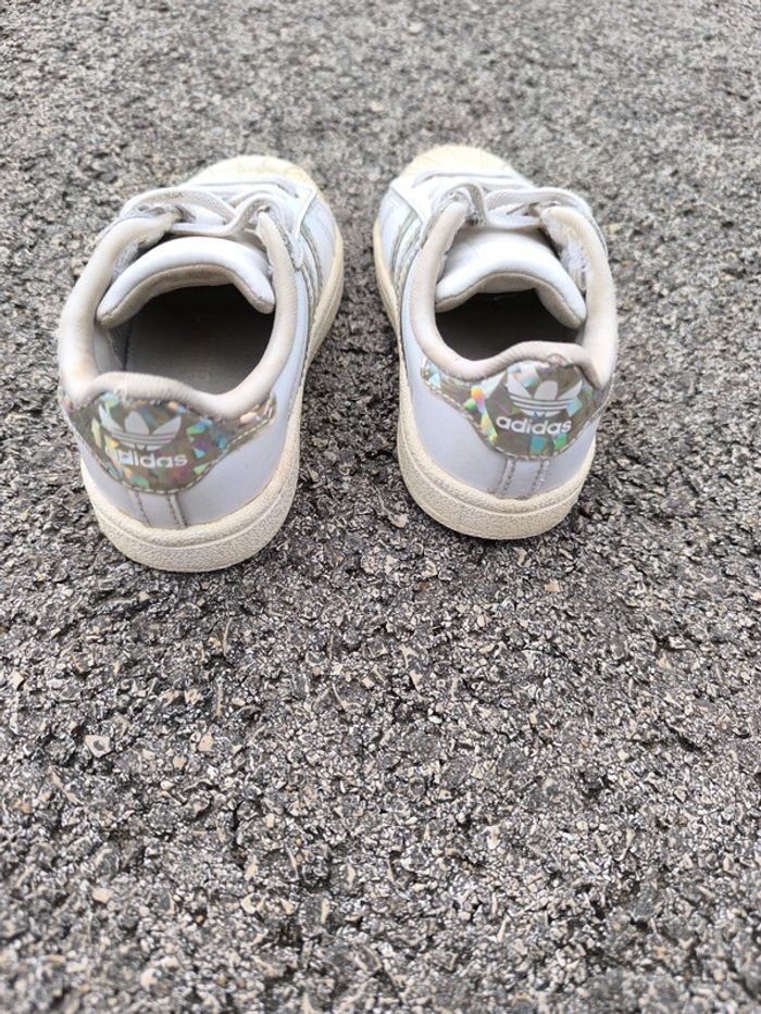 Basket adidas enfant taille 22 en bon état - photo numéro 3
