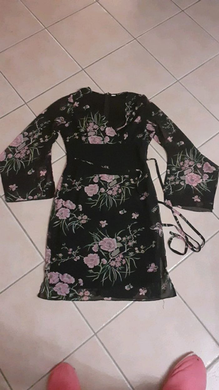 Robe fleuri av joli décolleté