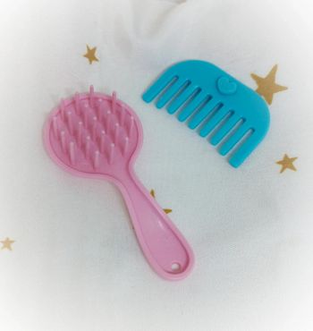 Peigne brosse brush hair cheveux poupée doll barbie Mattel rose pink bleu coeur blue 2007