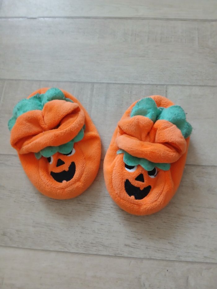 2 Pyjamas d'halloween squelette  taille 9mois + 1 paire de chaussons citrouille en 20. Tres bon etat. Kiabi - photo numéro 10