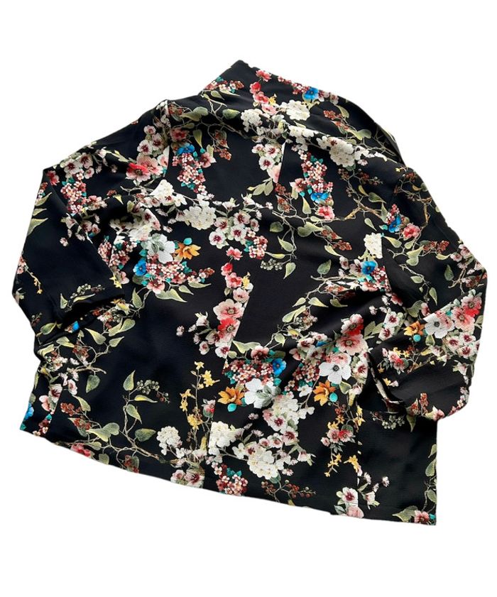 Blouse ouverte noire à fleurs Bershka taille M très bon état - photo numéro 2