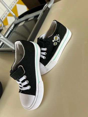 Zapatillas niña negras con motivos