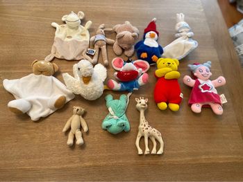 Lot de 13 petites peluches et une girafe Sophie