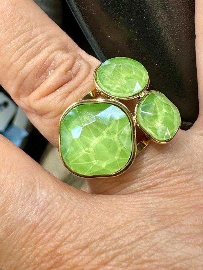 Bague réglable acier inoxydable or 3 pavés multi facettes verts - photo numéro 4