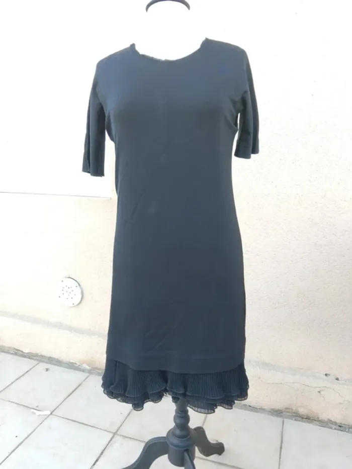 Tres belle petite robe noire Max Mara t38