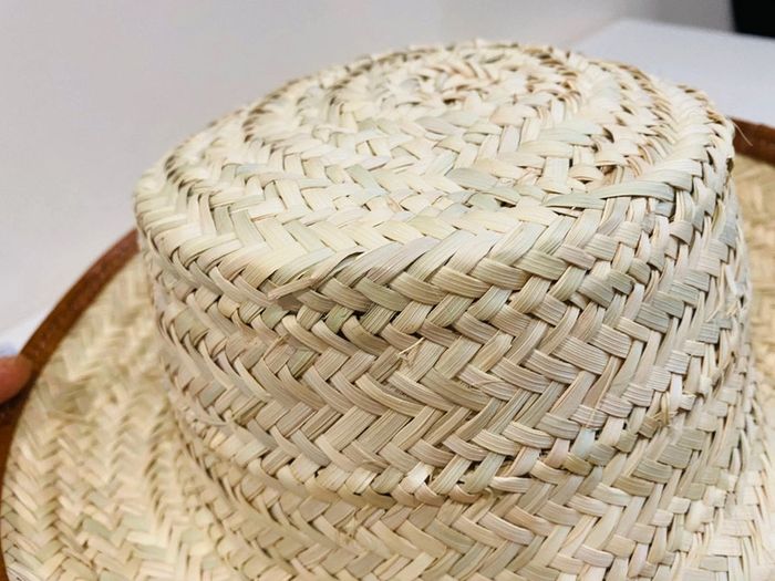 Un chapeau traditionnel en fibre de palmier tressé et vrai cuir marron pour enfant - photo numéro 6