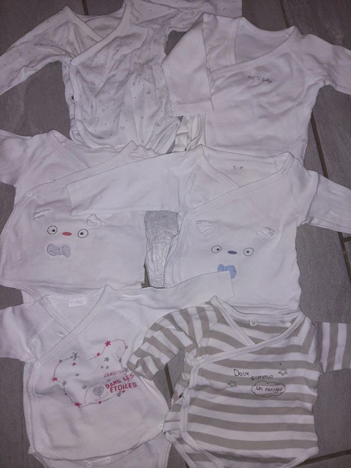 Lot bodies bébé - photo numéro 2
