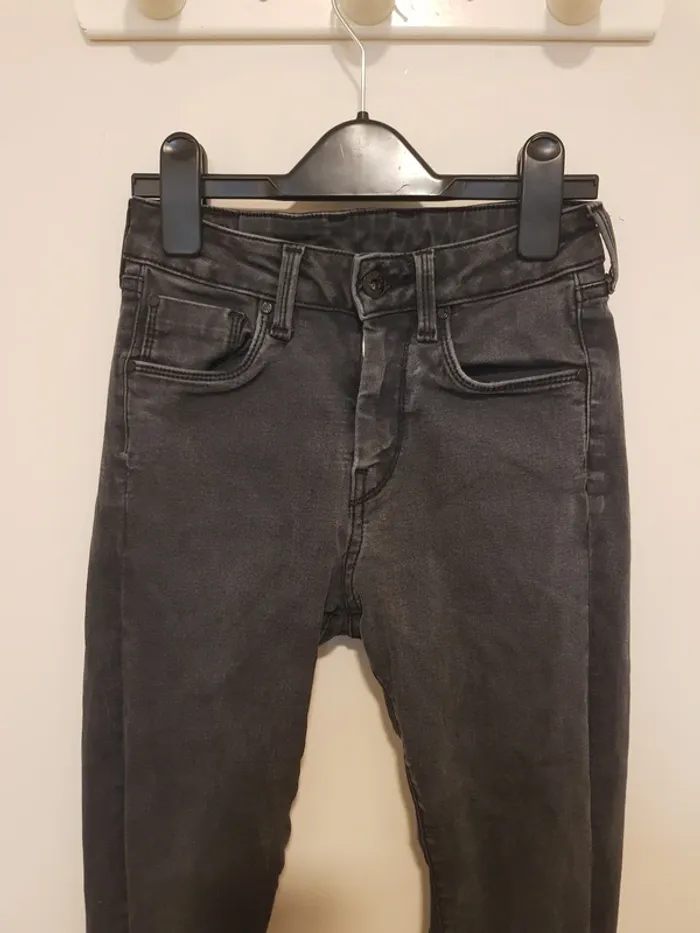 Jean noir taille haute, coupe droite, jambes fines - photo numéro 4