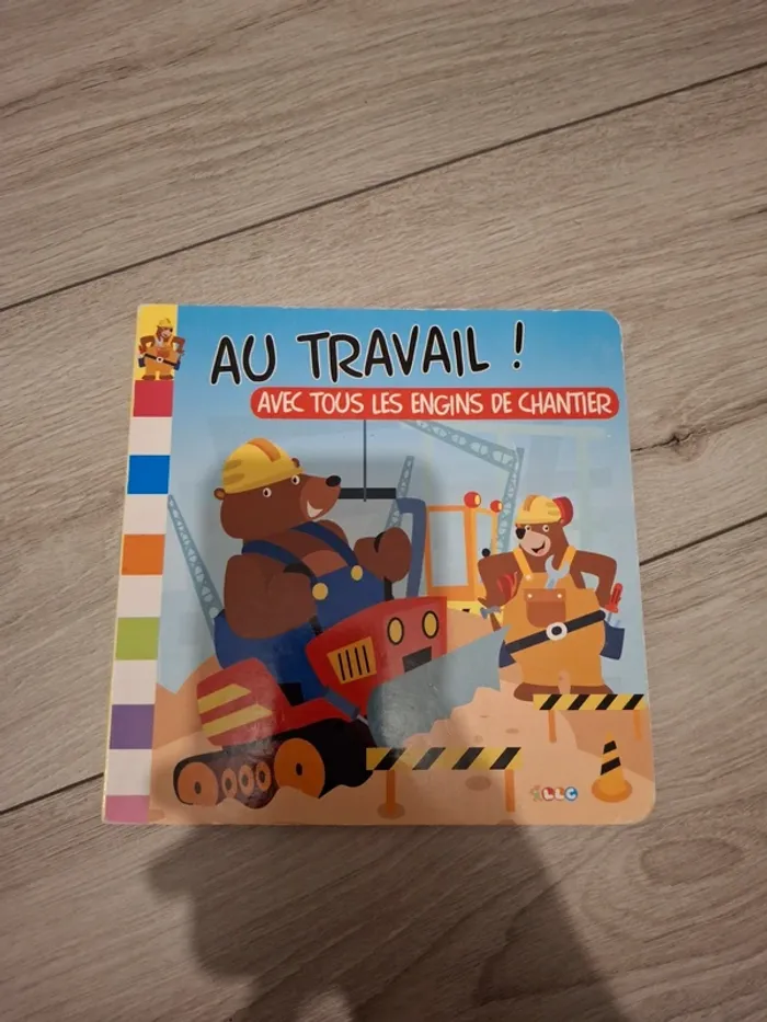 Livre au travail avec les engins de chantier