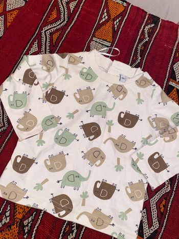 T-shirt léger neuf elephants écru vert marron 12 mois