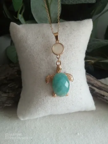Collier long tortue en pierres d'amazonite et de nacre naturelles
