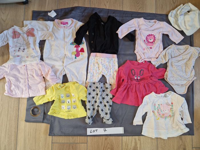 Lot 7 : Lot pantalons, pyjamas, gilet, bodies.. 1 Mois