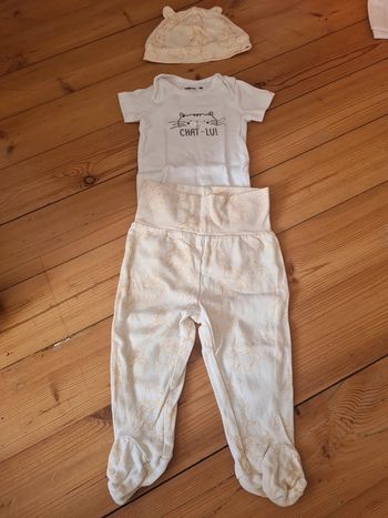 Bodies, pantalon et bonnet en coton