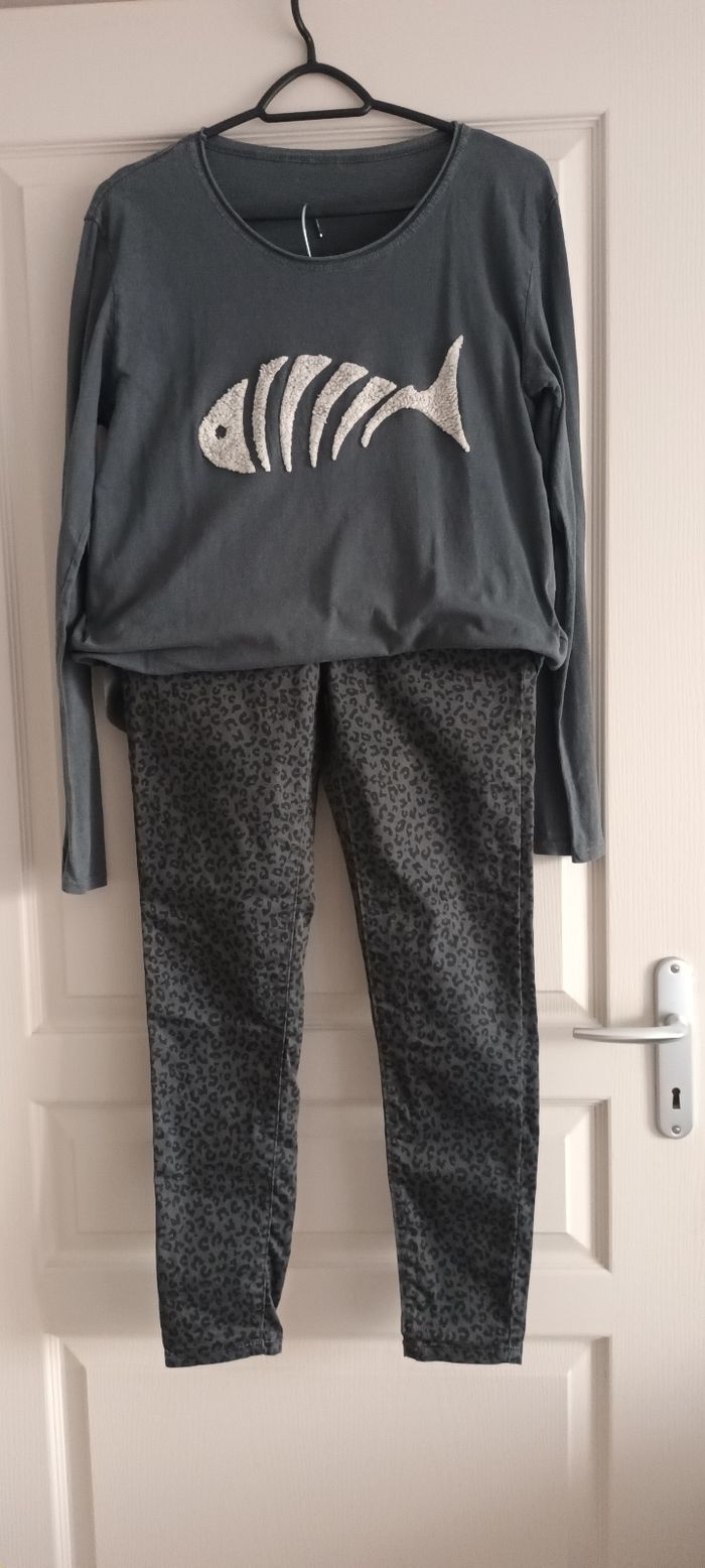 Pantalon léopard gris et tee shirt long .